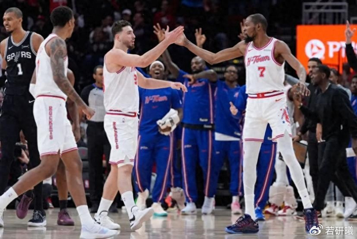 大舞台-轰28+16+5！文班爆锤火箭，杜兰特作茧自缚，乌度卡也暴露缺陷了|马刺|凯文·杜兰特|文班亚马|申京|外线_新浪体育_新浪新闻